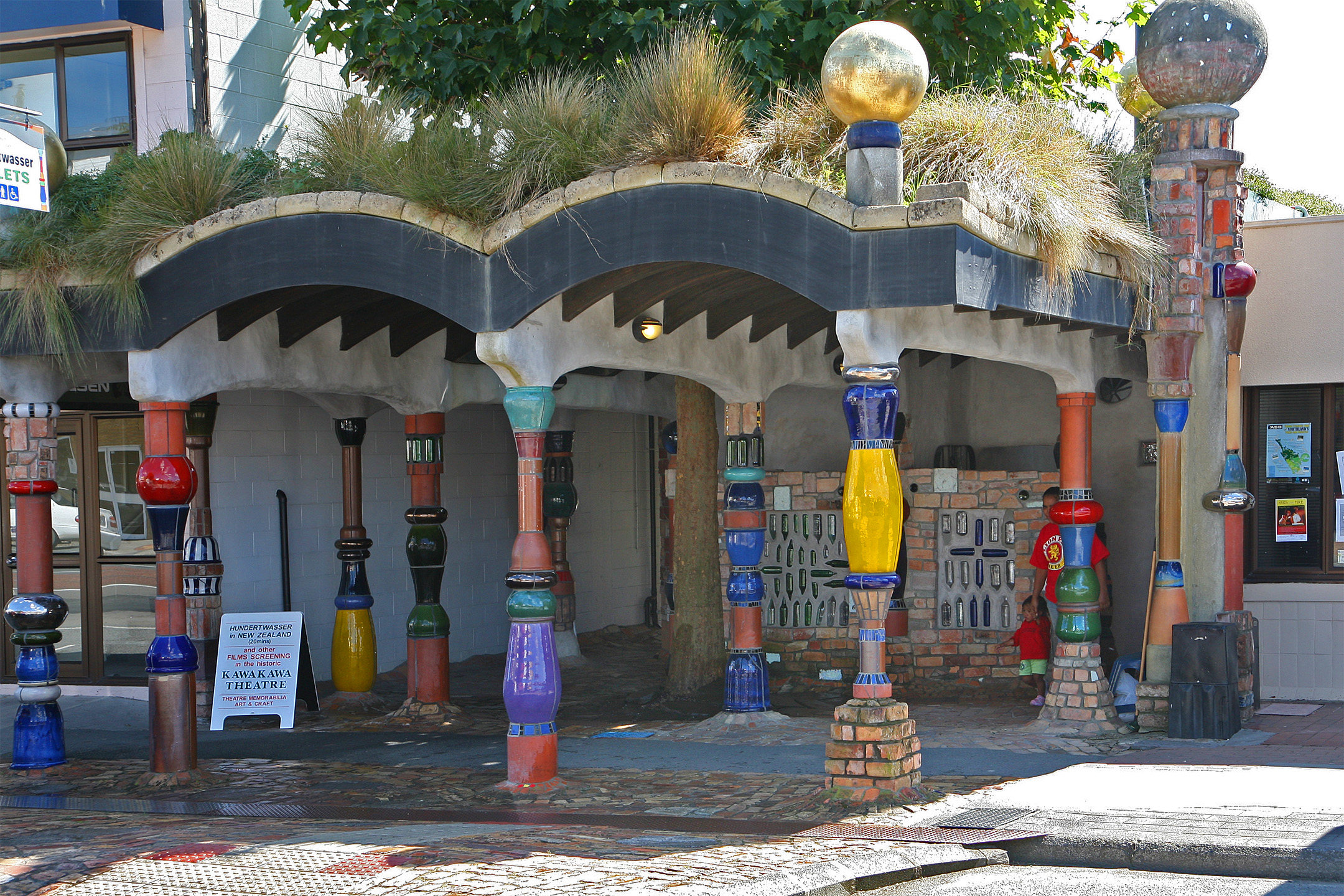 Hundertwasser Toilets, Kawakawa, New Zealand Traquo